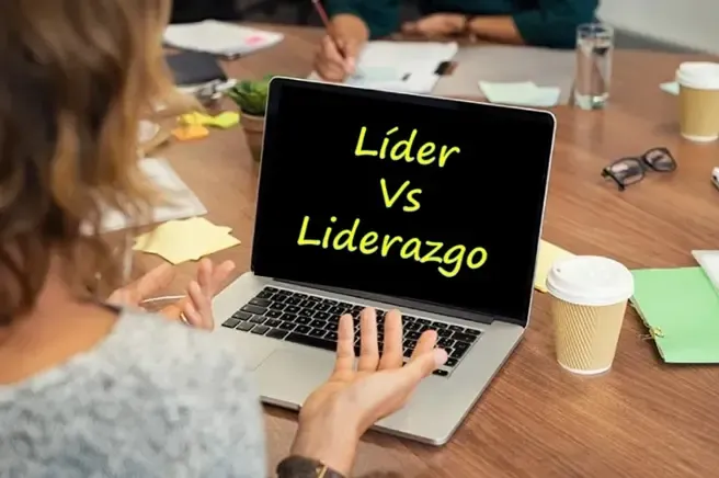 Foto de una Mujer que observa laptop con texto sobre líder vs liderazgo para conocer sobre el curso de Econvalor