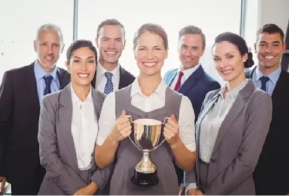Fotografía de un equipo empresarial feliz con su trofeo por lograr la cultura de liderazgo con Econvalor