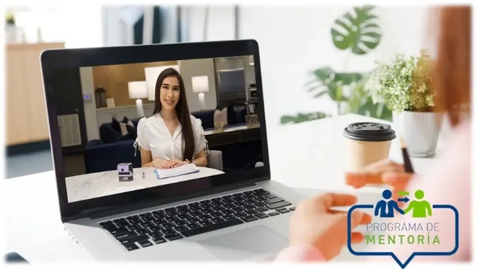 Foto de mujer frente a laptop recibiendo acompañamiento personal del programa de liderazgo de Econvalor