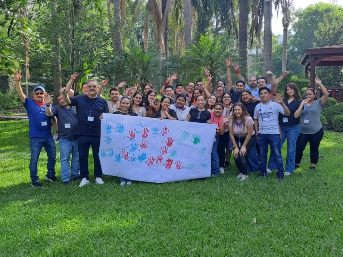 Fotografía de un equipo festejando el cierre de programa de team building elaborado por Econvalor