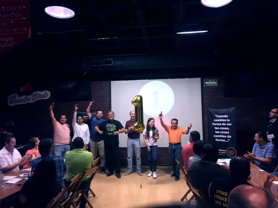 Fotografía de un equipo de trabajo celebrando la victoria en las dinámicas de Team Building de Econvalor