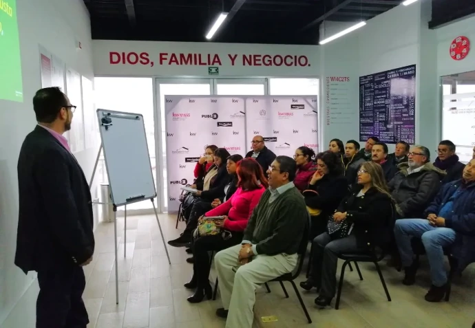 Fotografía durante una charla de una conferencia sobre la evaluación del desempeño laboral