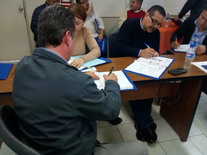 Fotografía de un equipo de trabajo realizando una evaluación del desempeño laboral en su empresa