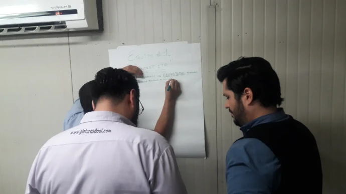 Foto de un equipo que sabe qué es la comunicación operativa y cómo mejorarla en tu empresa analizando una situación