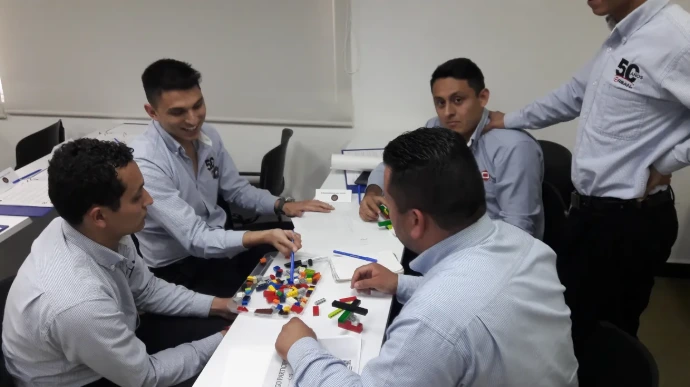 Foto de grupo de trabajo que conoce qué es la comunicación operativa y cómo mejorarla en tu empresa haciendo team building