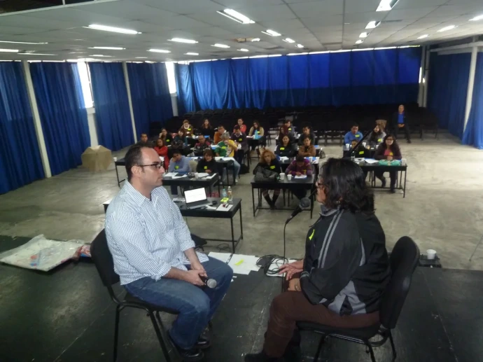 Fotografía de un analista de Econvalor conversando sobre la gestión del cambio organizacional