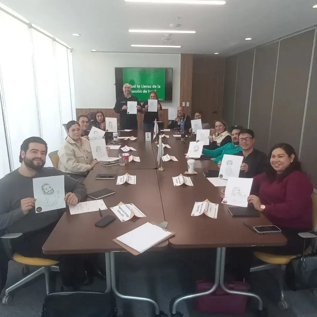 Personas terminando un curso de liderazgo Personas en una sala de juntas sentadas en sillas con hojas terminando una capacitacion de cursos de liderazgo.