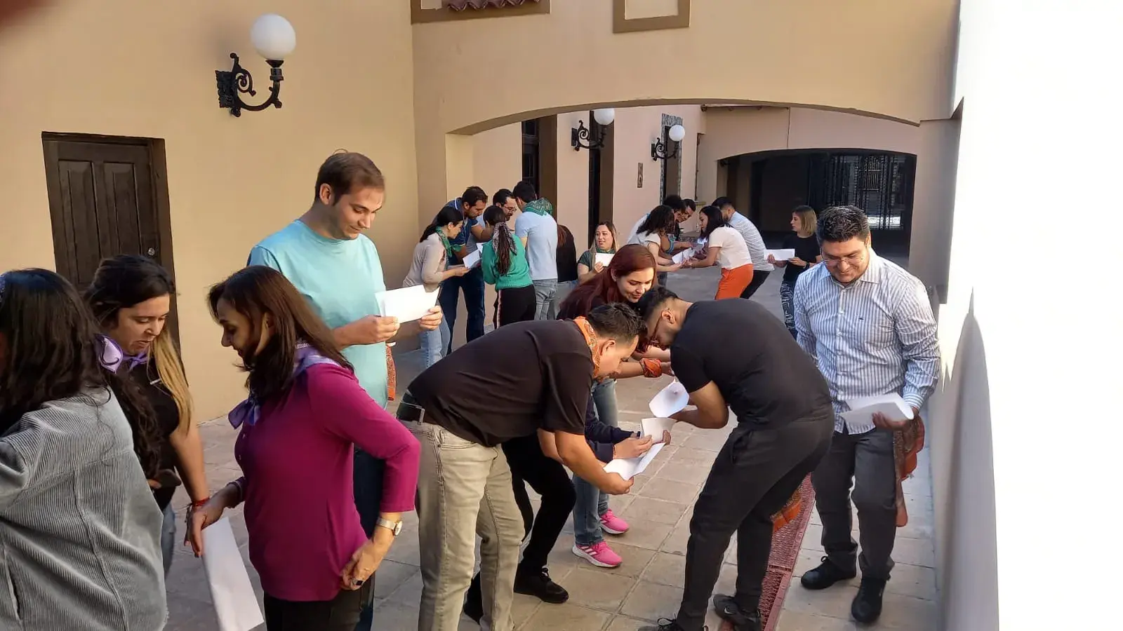 Equipos de trabajo realizando actividades de teambuilding Actividad de integración empresarial en una jornada de team building Monterrey, donde los equipos colaboran para cumplir retos y reforzar el trabajo en conjunto.