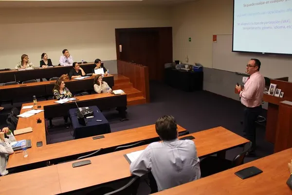 Curso de ventas para mejorar las capacidades y aptitudes de un grupo de personas perteneciente a una empresa de servicios Miembro del equipo de Econvalor impartiendo un curso de ventas para potenciar el crecimiento y desarrollo en un equipo de trabajo