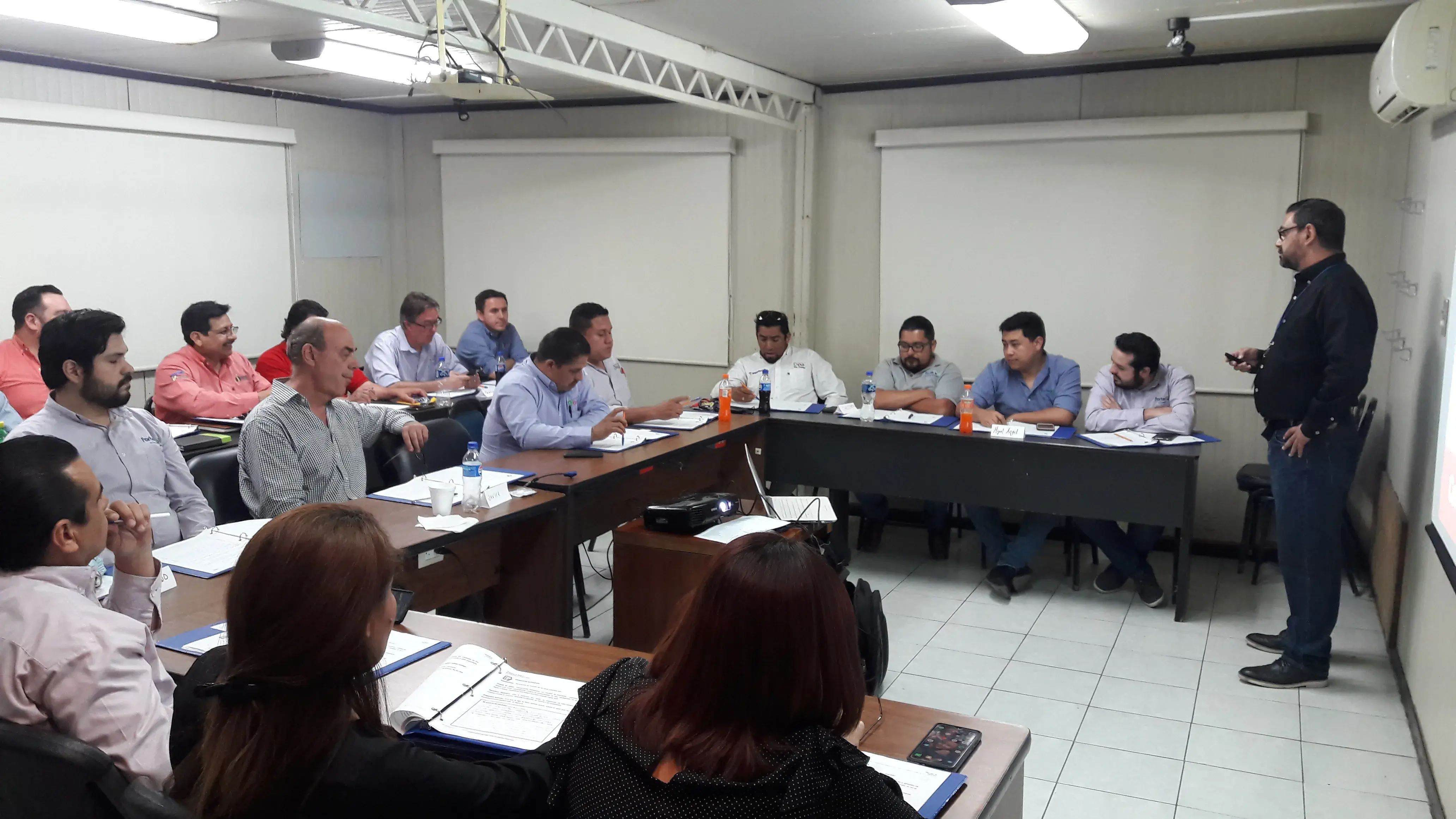 Experto de parte de Econvalor brindando una plática para establecer las claves psicológicas para equipos de trabajo exitosos