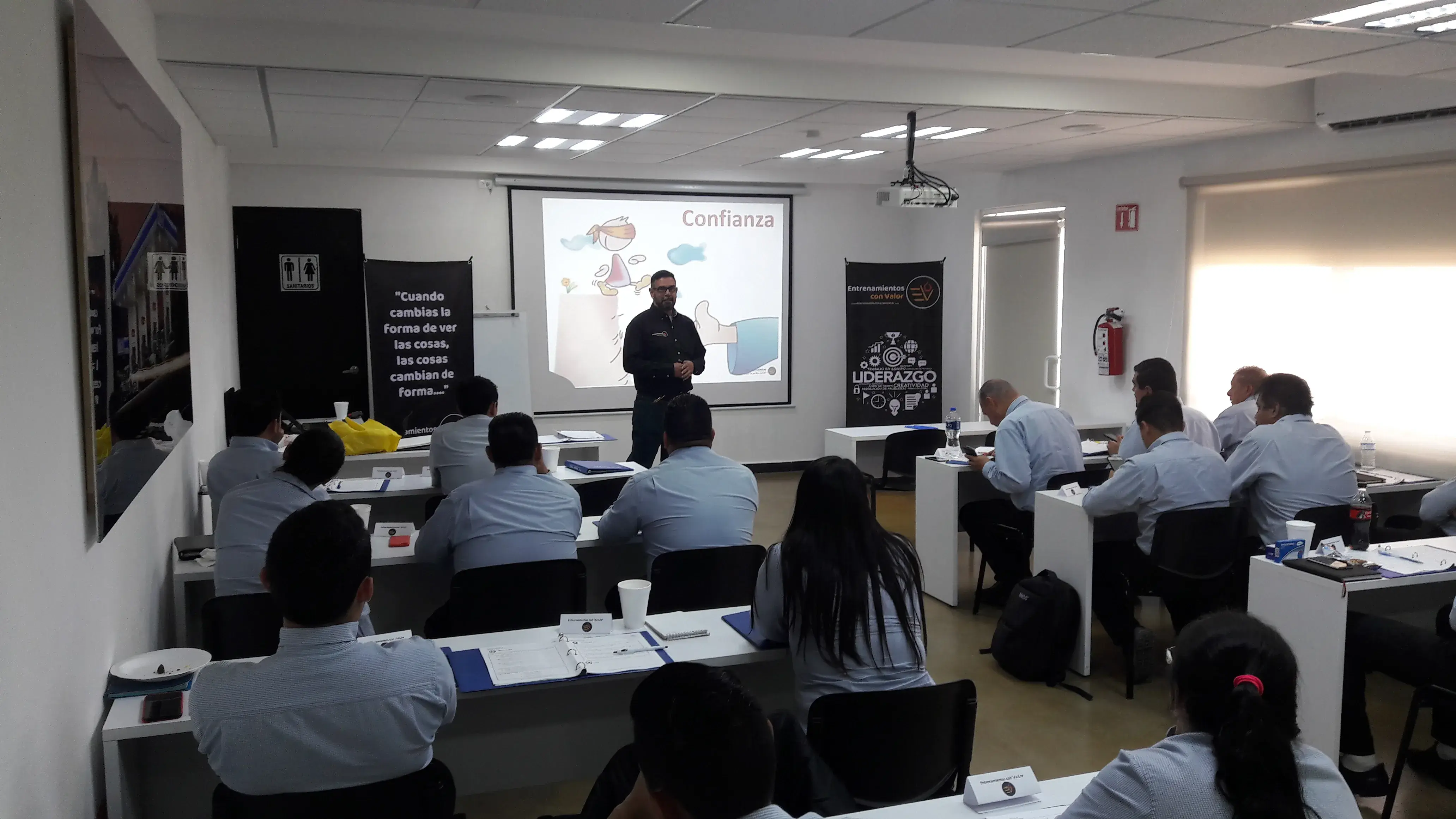 Equipo de trabajo recibiendo un sesión de psicología para un éxito duradero de su empresa por parte de un experto de Econvalor