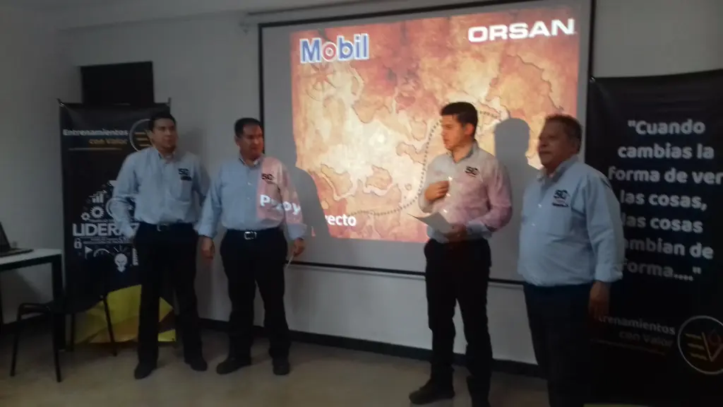 Reunión de hombres hablando sobre las claves para capacitar líderes y equipos que ofrece Econvalor