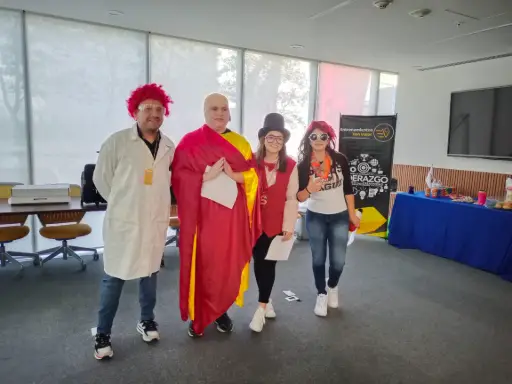 Foto de equipo de personas disfrazada para dinámica de resiliencia emocional en el trabajo de oficina