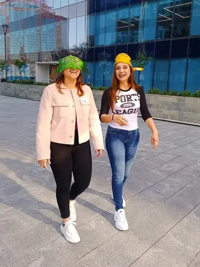 Mujeres gozando de las dinámicas para fortalecer el trabajo en equipo fotografía de dos Mujeres gozando de las dinámicas para fortalecer el trabajo en equipo que ofrece Econvalor