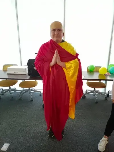 Monje que ayuda con el rendimiento laboral y estrés Foto de un monje que ayuda con el rendimiento laboral y estrés de una oficina con apoyo de Econvalor