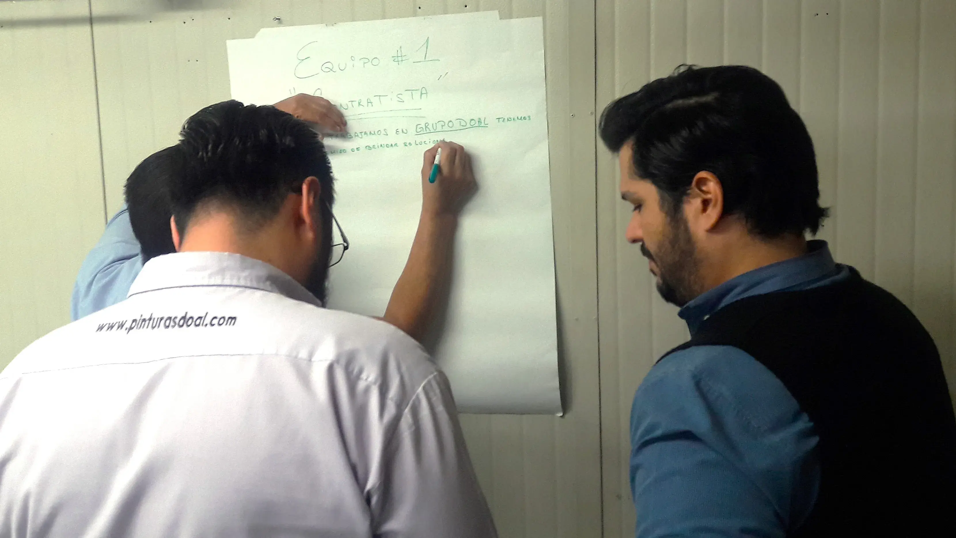 Equipo planeando la gestión de equipos de trabajo y administración del tiempo fotografía de un equipo planeando la gestión de equipos de trabajo y administración del tiempo en una pizarra en su oficina