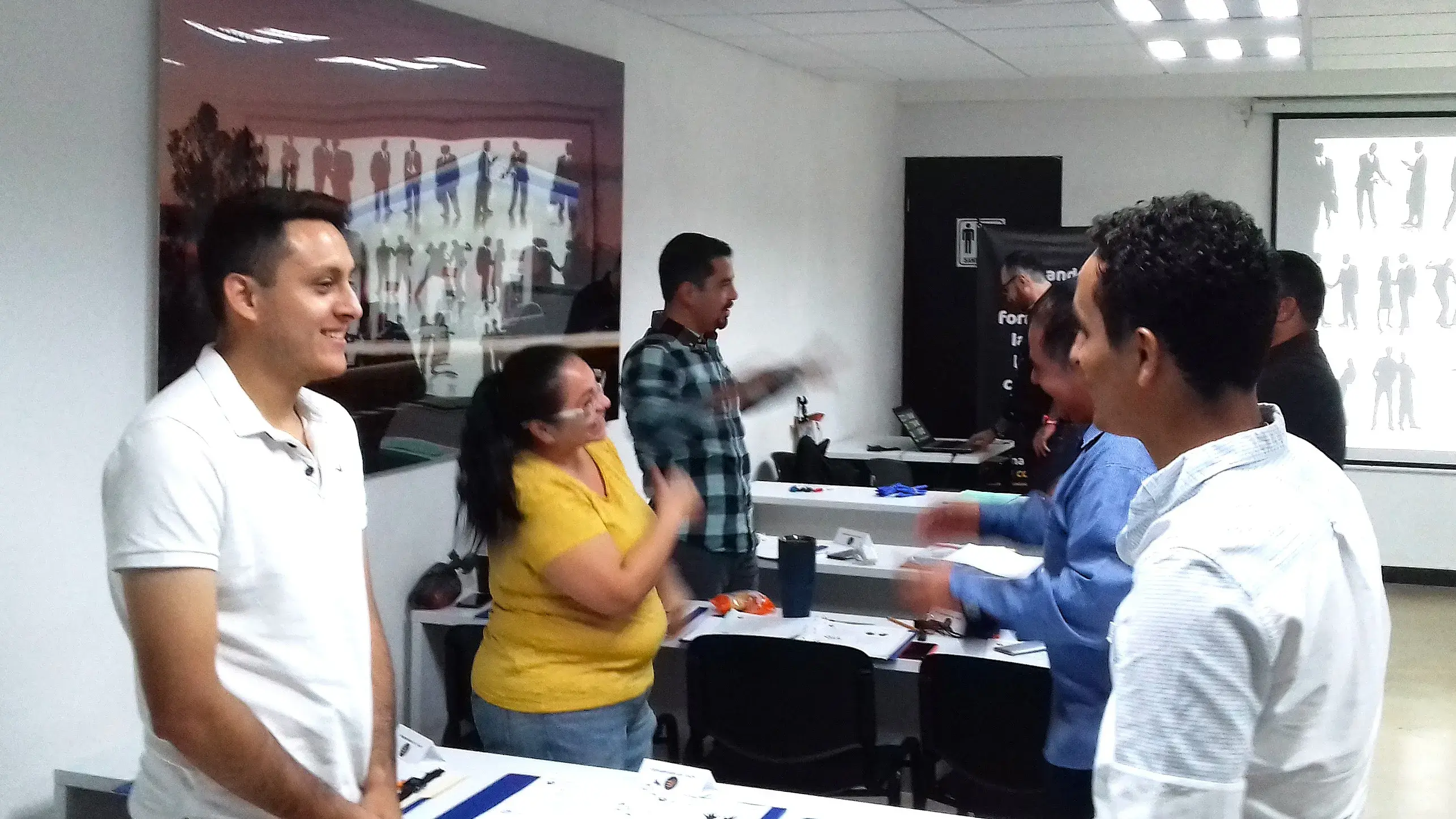 Fotografía en oficina de un Equipo de trabajadores en dinámicas de comunicación empresarial 