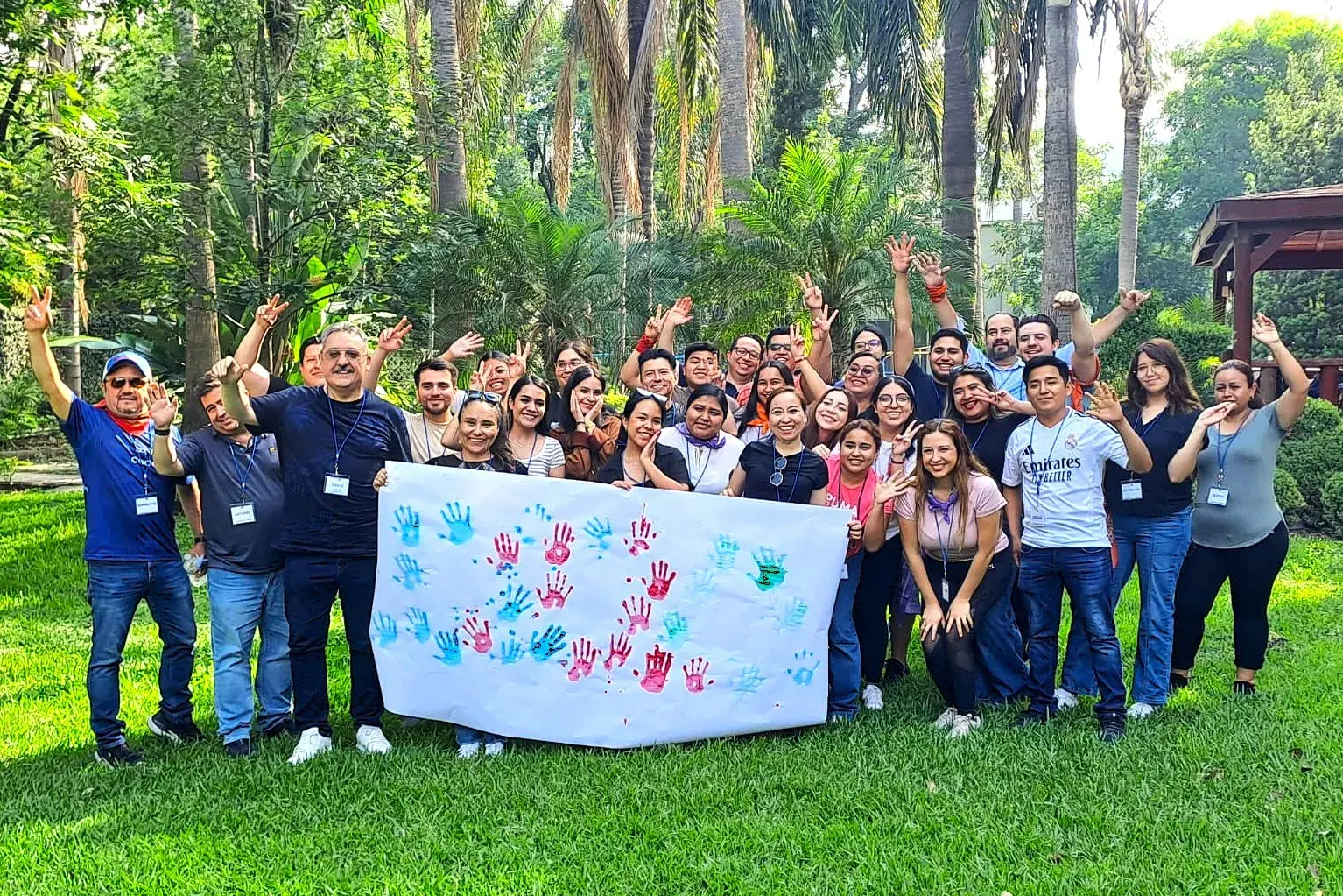 Fotografía de un Equipo celebrando el éxito del coaching empresarial que recibió de Econvalor