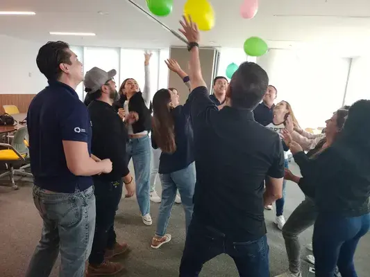 Fotografía de un Equipo laboral trabajando el team building en la oficina de su empresa con ayuda de Econvalor