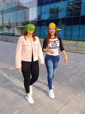 Fotografía de dos Mujeres gozando de las dinámicas de team building en el exterior de la oficina
