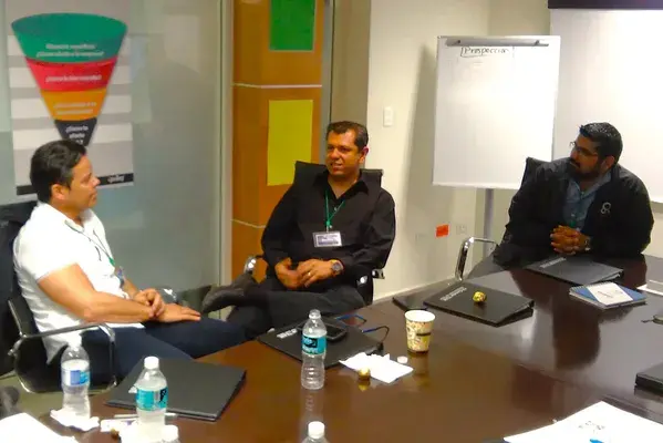 Fotografía de Compañeros de oficina hablando sobre los tipos de liderazgo que desarrolla Econvalor