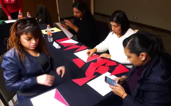 Fotografía de un grupo de Mujeres realizando dinámicas para desarrollar diferentes tipos de liderazgo