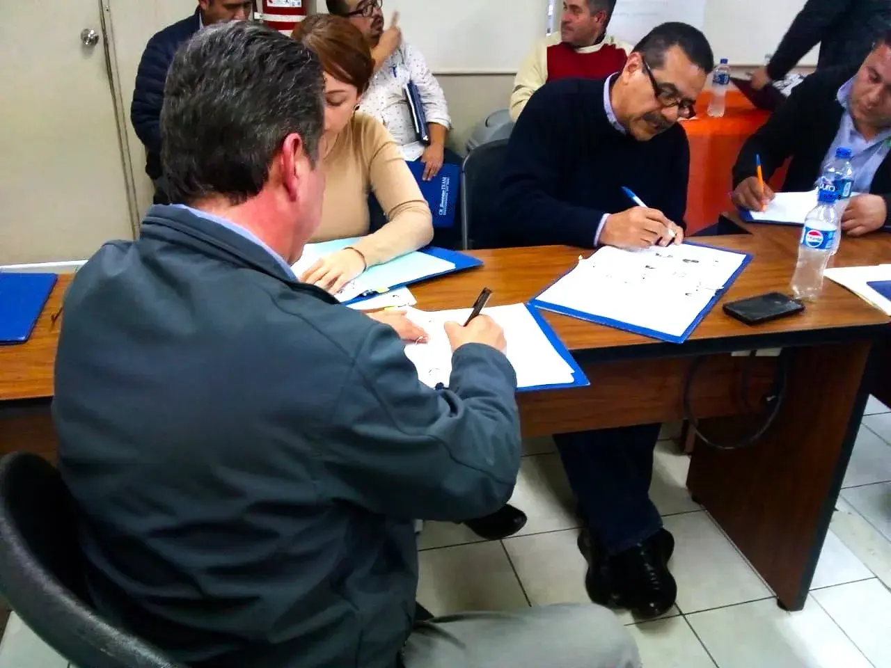 Fotografía de los colaboradores trabajando en el centro de entrenamiento empresarial de Econvalor