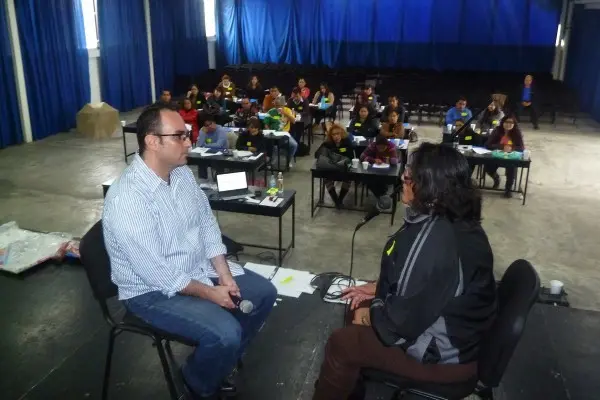 Fotografía de una hombre y una mujer realizando coaching en el centro de entrenamiento empresarial de Econvalor.
