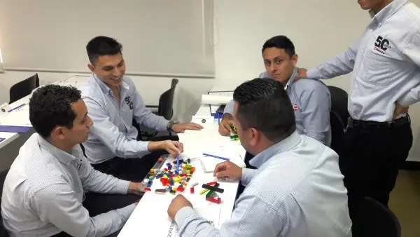  Fotografía de un equipo con buen desarrollo de power skills en su oficina