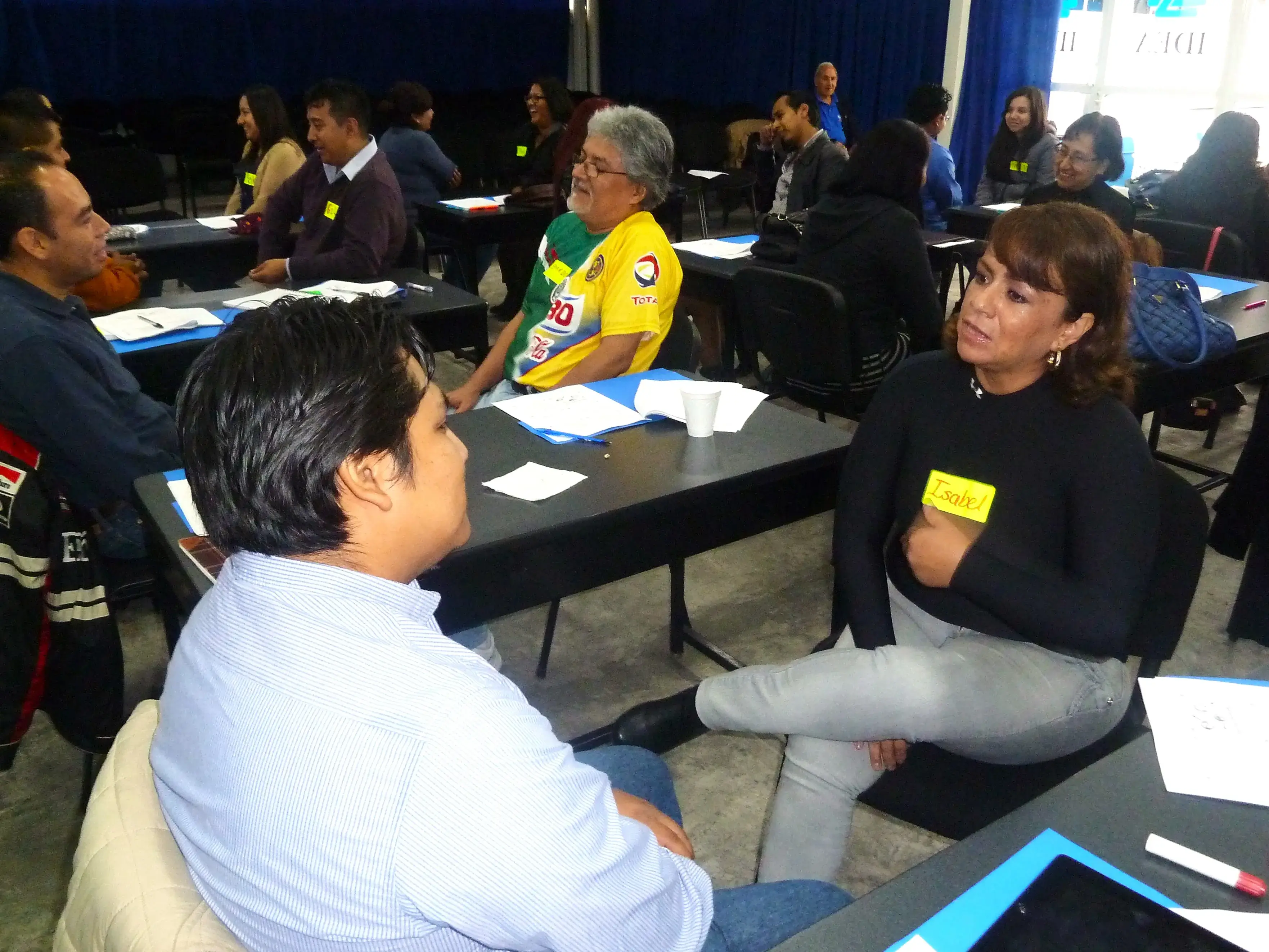 Fotografía de una mujer y hombre teniendo una conversación con buena comunicación empresarial