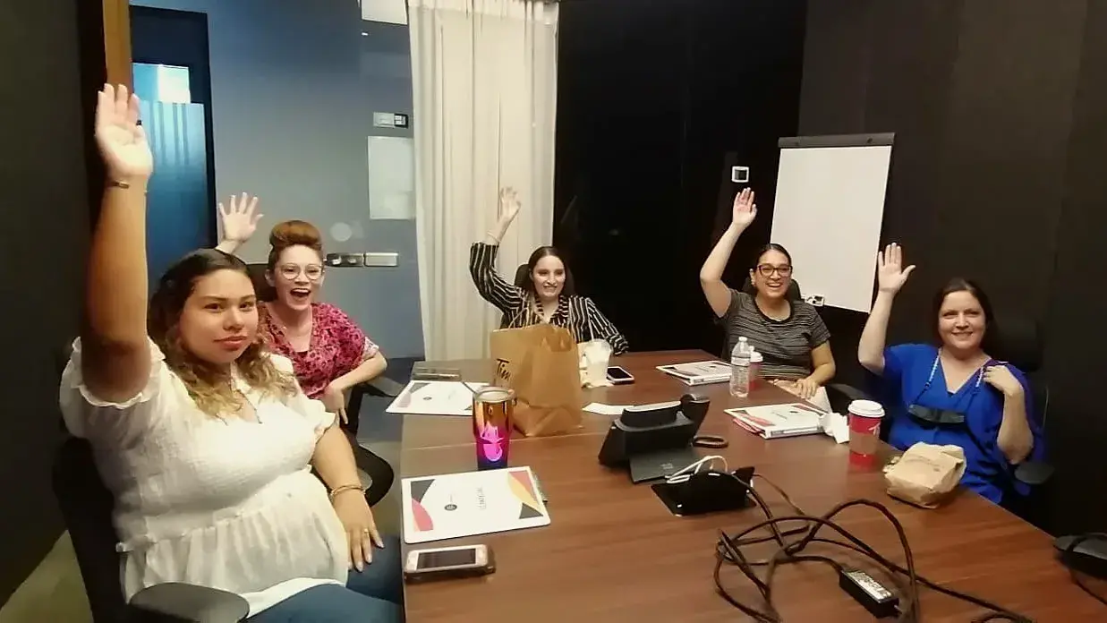 Fotografía de un grupo de mujeres participando durante el curso de liderazgo de equipos