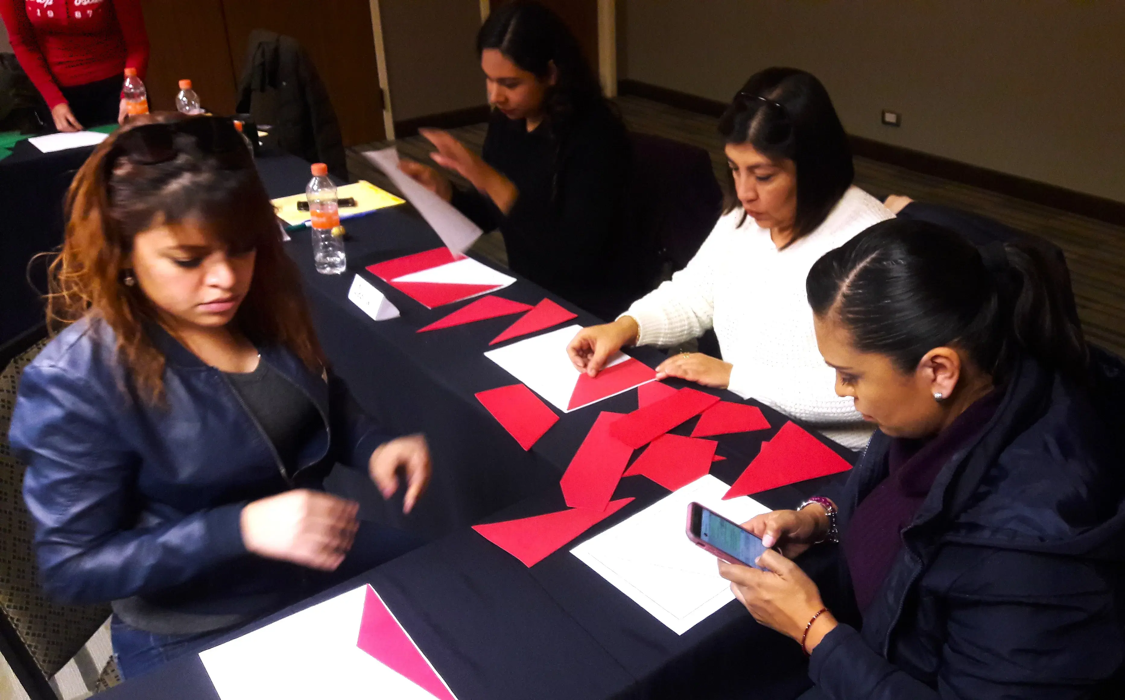 Fotografía de un grupo de mujeres realizando dinámicas para desarrollar su liderazgo de equipos