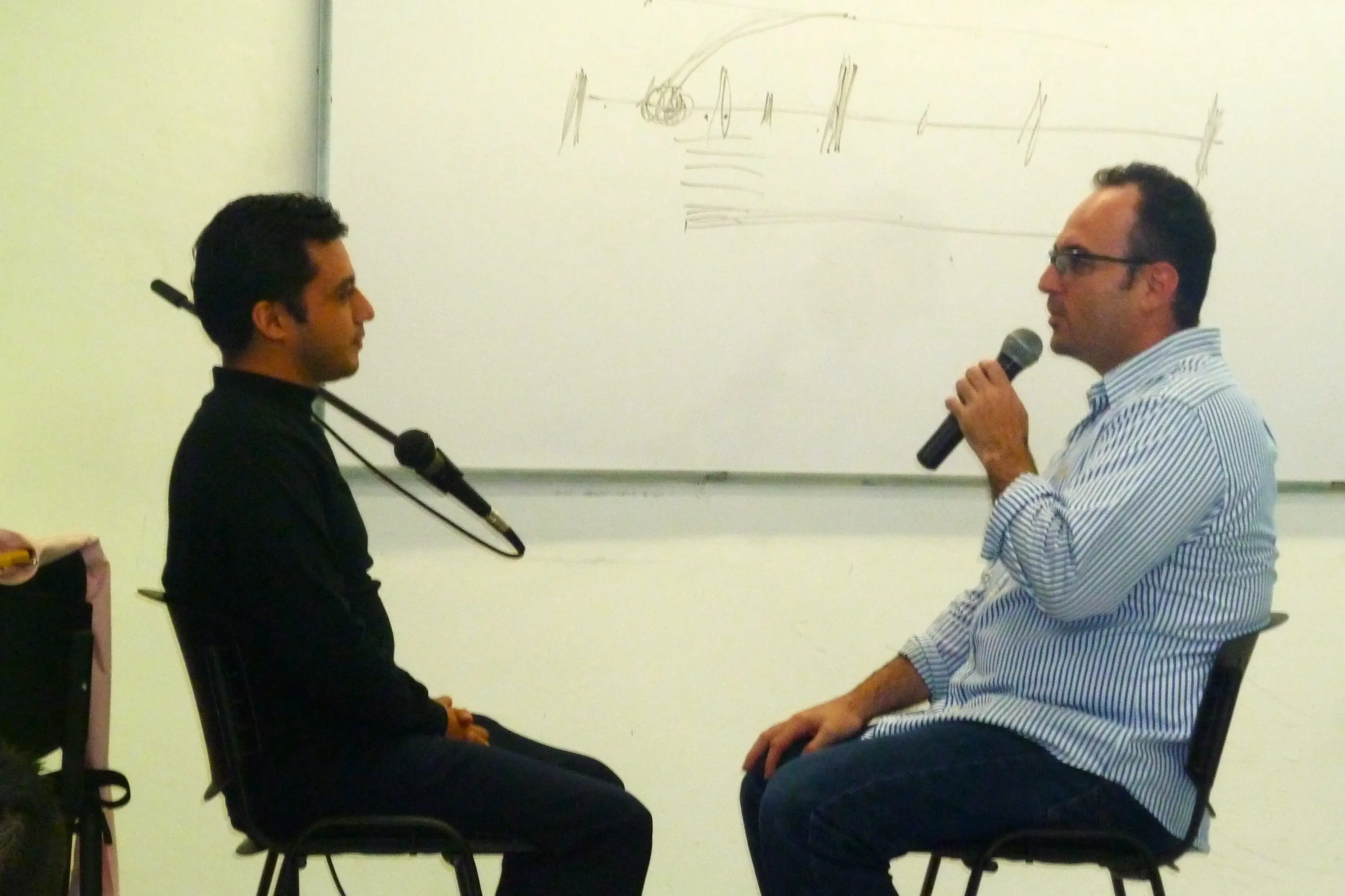 Fotografía de un coach impartiendo curso de liderazgo y trabajo en equipo