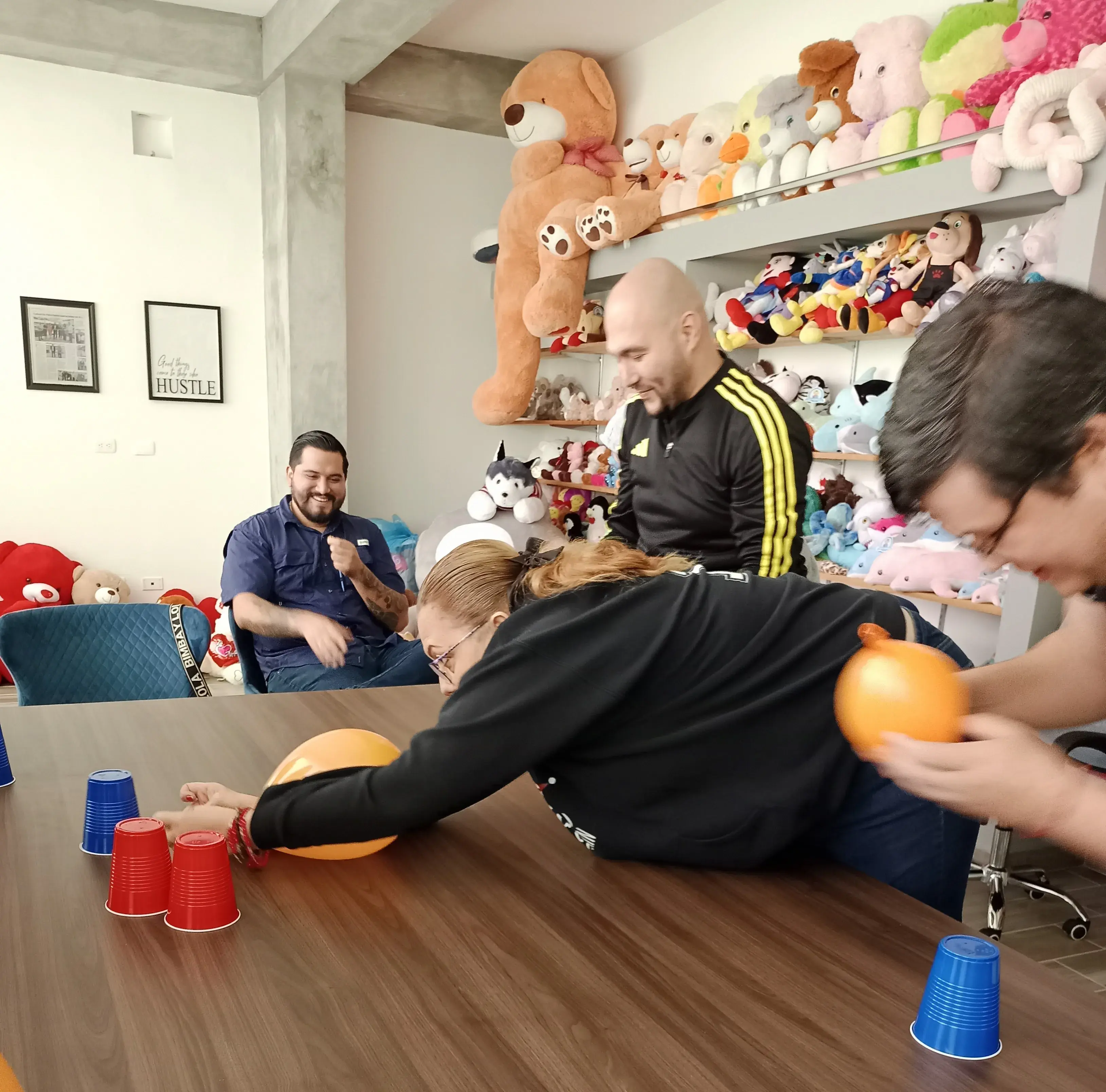 Foto de un grupo de compañeros realizando actividades liderazgo y trabajo en equipo