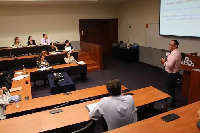 Foto durante la capacitación de personal impartida por un instructor de Econvalor que da desarrollo personal
