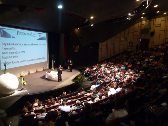 Foto de la conferencia de capacitación de personal que busca el desarrollo personal de los colaboradores
