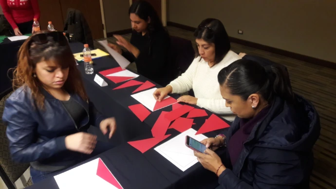 Foto de compañeras desarrollando una gran colaboración en equipo con ayuda de Econvalor