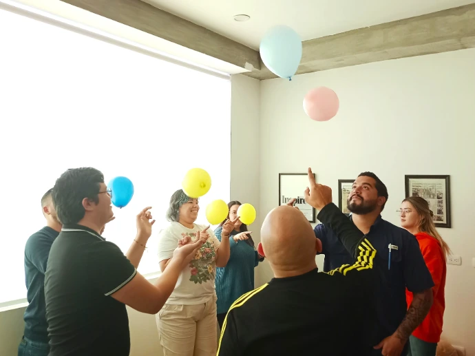 Foto de un grupo de trabajo divirtiéndose con gran colaboración en equipo