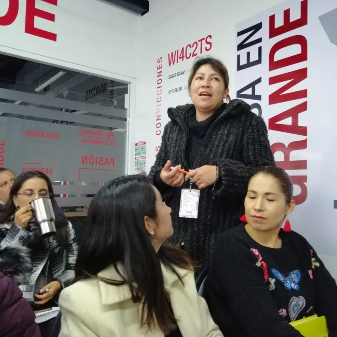 Fotografía de una mujer participando en el programa de liderazgo de Econvalor