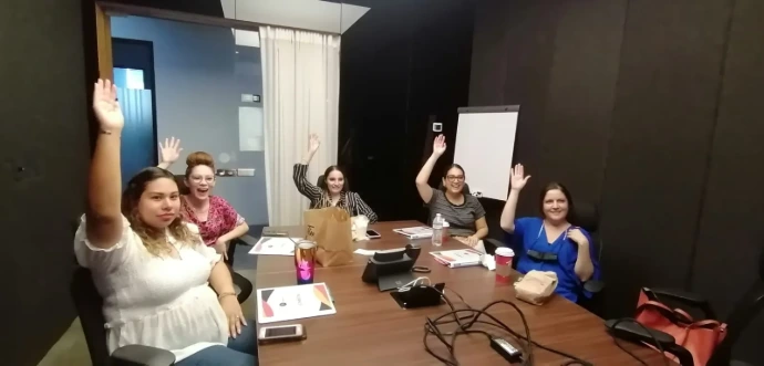 Fotografía de una dinámica taller de un grupo de mujeres tomando los webinars de Econvalor