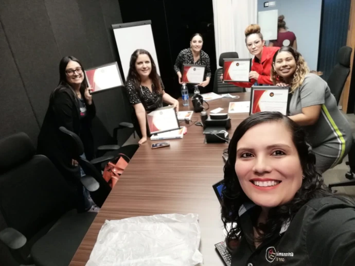 Fotografía de un grupo de mujeres contentas por culminar sus webinars de Econvalor