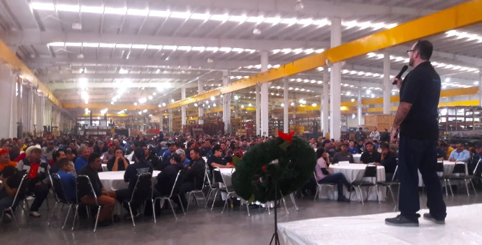Fotografía de un hombre dando conferencia del curso de ventas de Econvalor